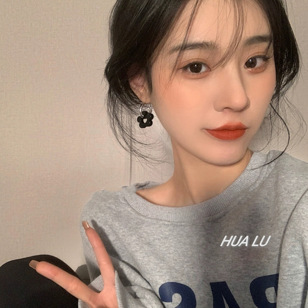 HUALU-百看不厌 韩国设计感花朵耳环黑色简约百搭耳环蚊香盘耳夹