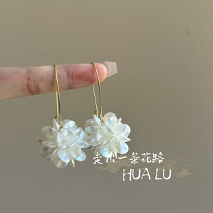 HUALU-白色绣球~法式复古超仙女珍珠花朵花瓣长款耳环蚊香盘耳夹