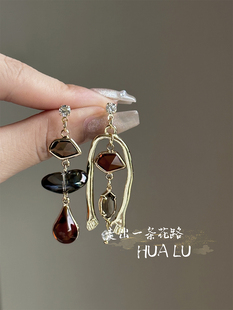 HUALU-金风玉露~法式复古不对称棕色锆石水晶气质蚊香盘耳夹耳环