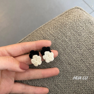 HUALU-清甜~适合冬天的黑白毛线花朵耳环耳钉少女可爱蚊香盘耳夹