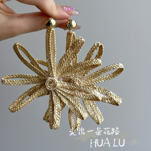 HUALU-香汐物语~波西米亚海边度假风草编花朵夸张耳环蚊香盘耳夹