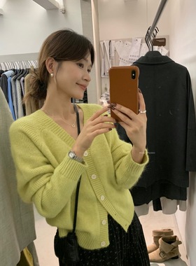 【MISS密思家】坑条V领慵懒感宽松排扣保暖毛衣(含8%羊毛)A08807