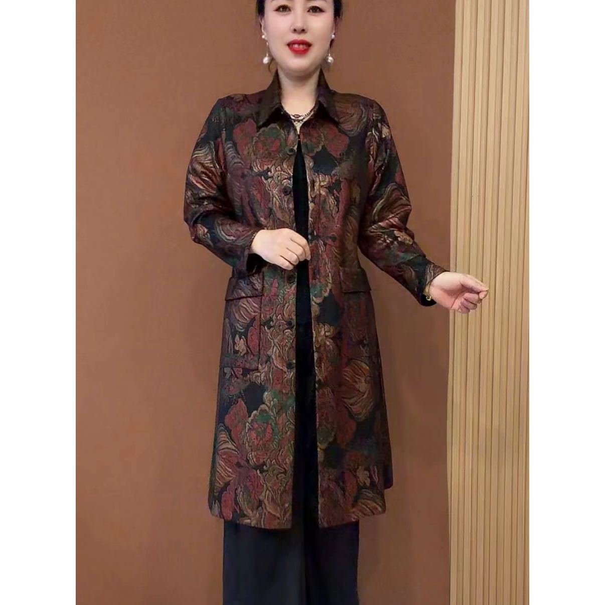 春秋季中老年妈妈装宽松风衣大码外套衣服洋气高档印花中长款大衣