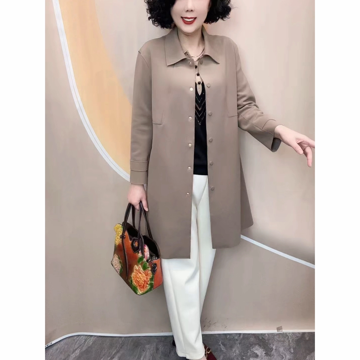 春秋中老年妈妈装风衣外套女中长款宽松显瘦大码减龄上衣翻领大衣