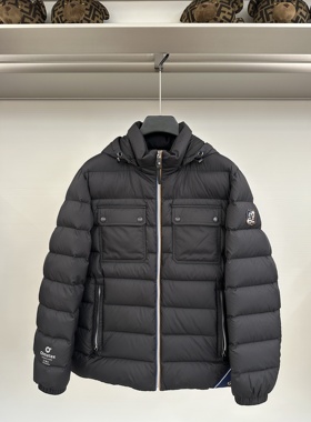 CNC 25秋冬新款 男士双口袋装饰手臂绣标连帽羽绒服811G425006