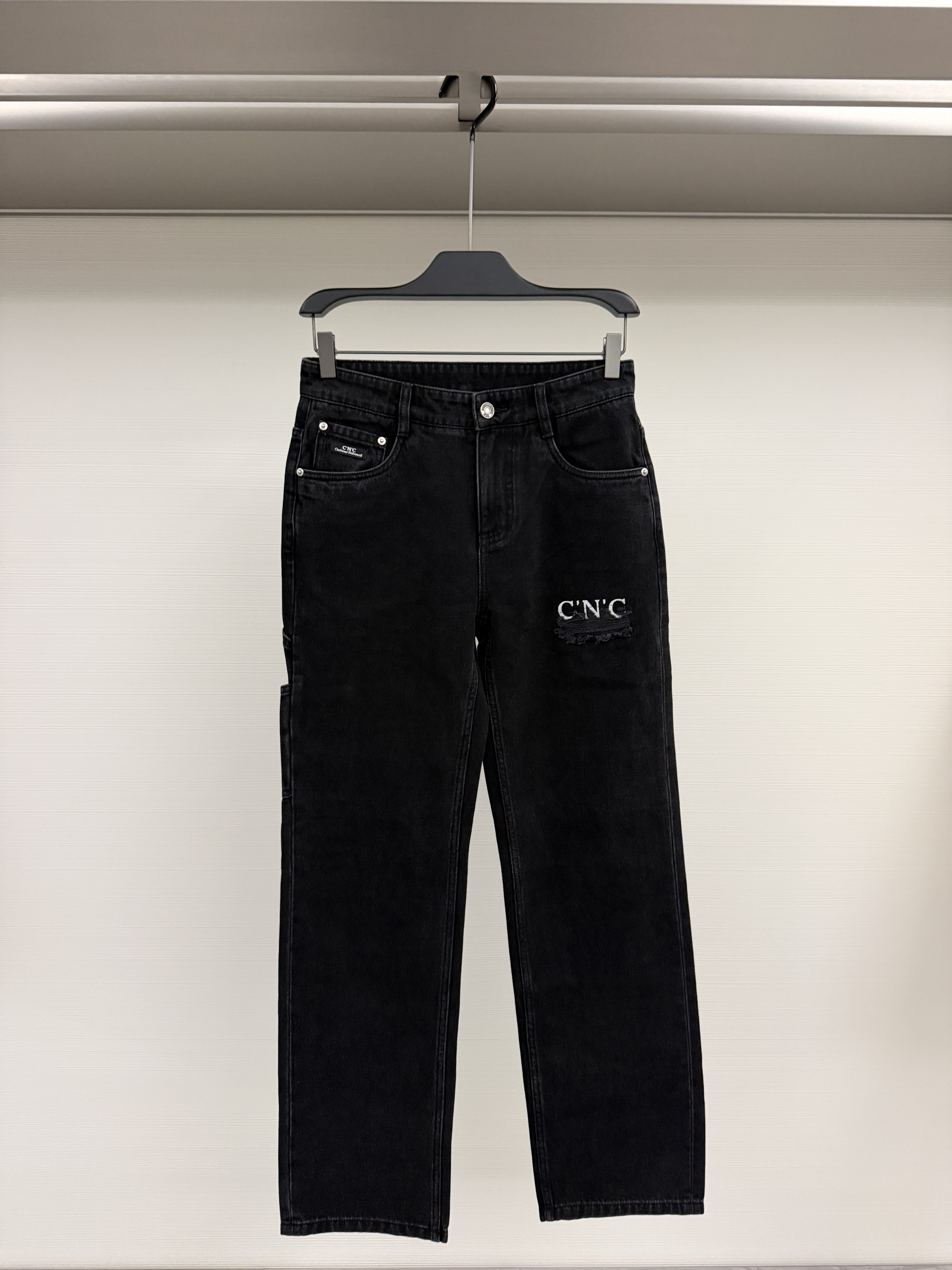 CNC男装26秋冬新款牛仔裤字母印花破洞直筒水洗长裤811H391002
