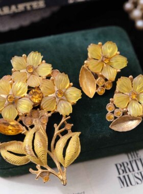 Vintage古董首饰黄色树脂清脆半透水晶花卉独特中古胸针耳夹套装