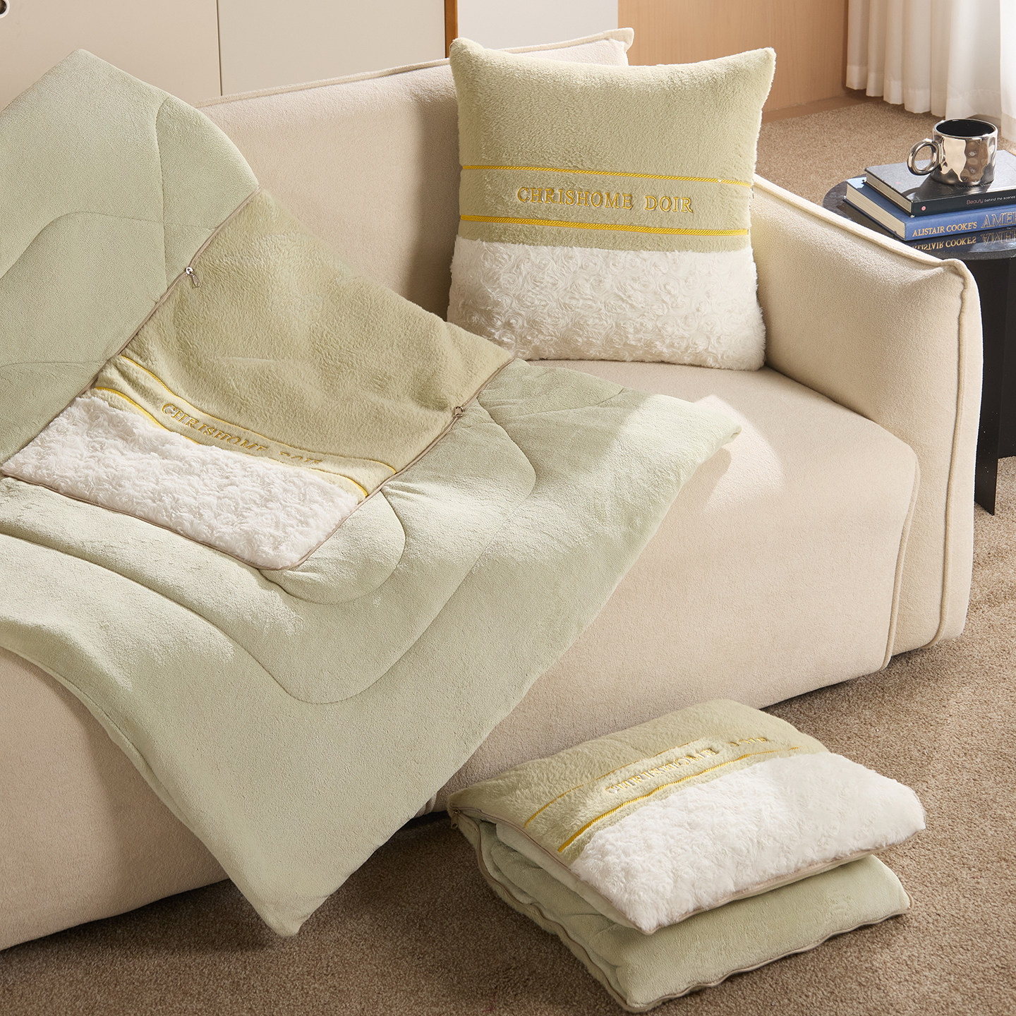 小香风牛奶绒二合一加厚抱枕被