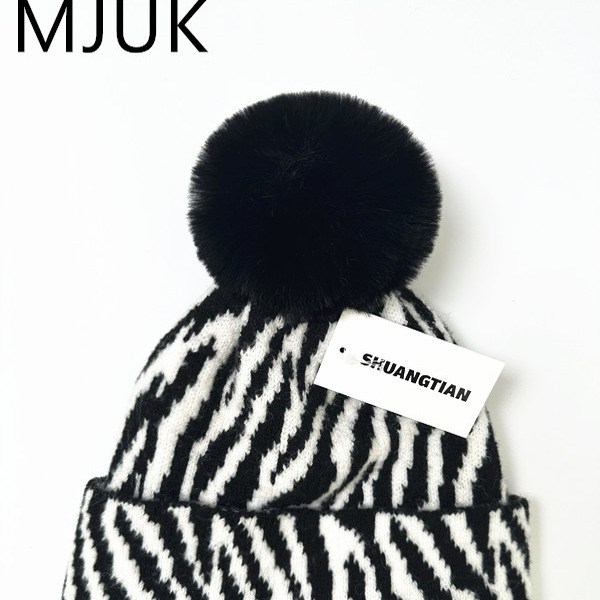 MJUK新款百搭斑马纹针织毛线帽子女冬季保暖护耳毛球毛线帽