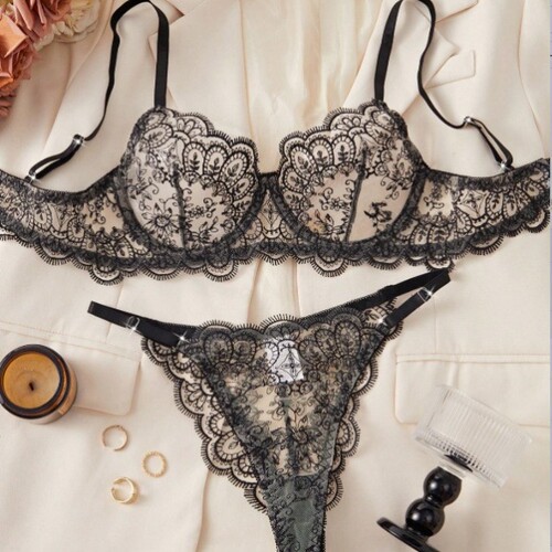 Light and thin underwear with large chest and small perspect