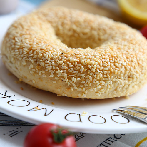 德南面包房Whole Wheat Bagel (sesame)---贝果（芝麻）微甜