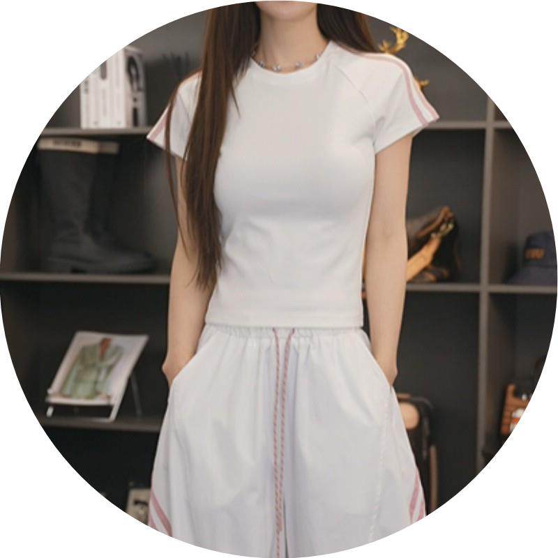 双杠织带2026夏日圆领修身运动风短袖T恤女