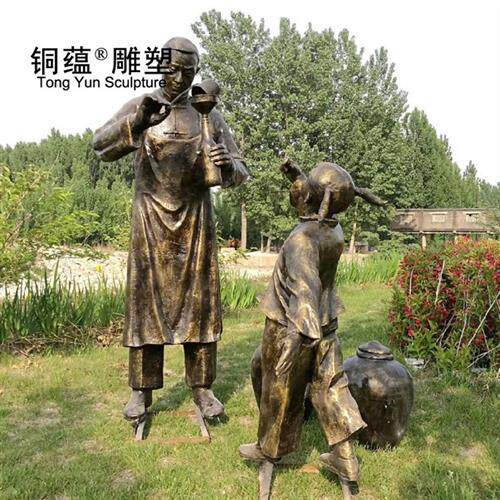 玻璃钢仿铜民俗古代人物小品老人小孩打酱油香油雕塑步行街摆件