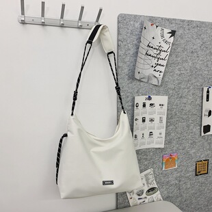 日系简约休闲托特包女大容量运动风斜挎包学生上课潮流春季单肩包