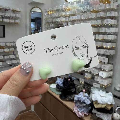 5.10韩国the queen简约糖果爱心耳钉