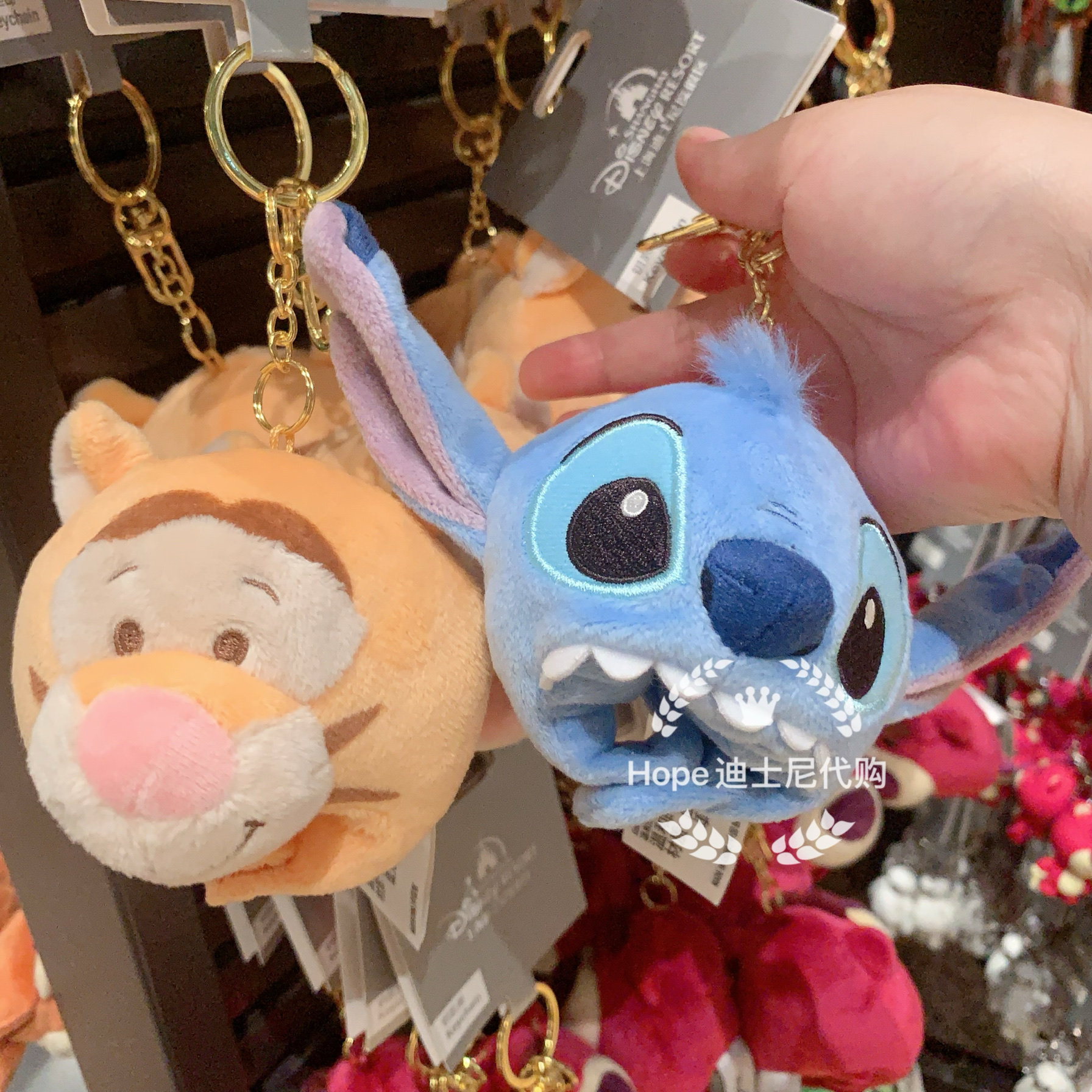 跳跳虎草莓熊抱抱龙史迪奇帽子头套钥匙扣圈挂件上海迪士尼代购