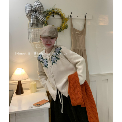 细节吸睛十足绣花保暖毛衣外套