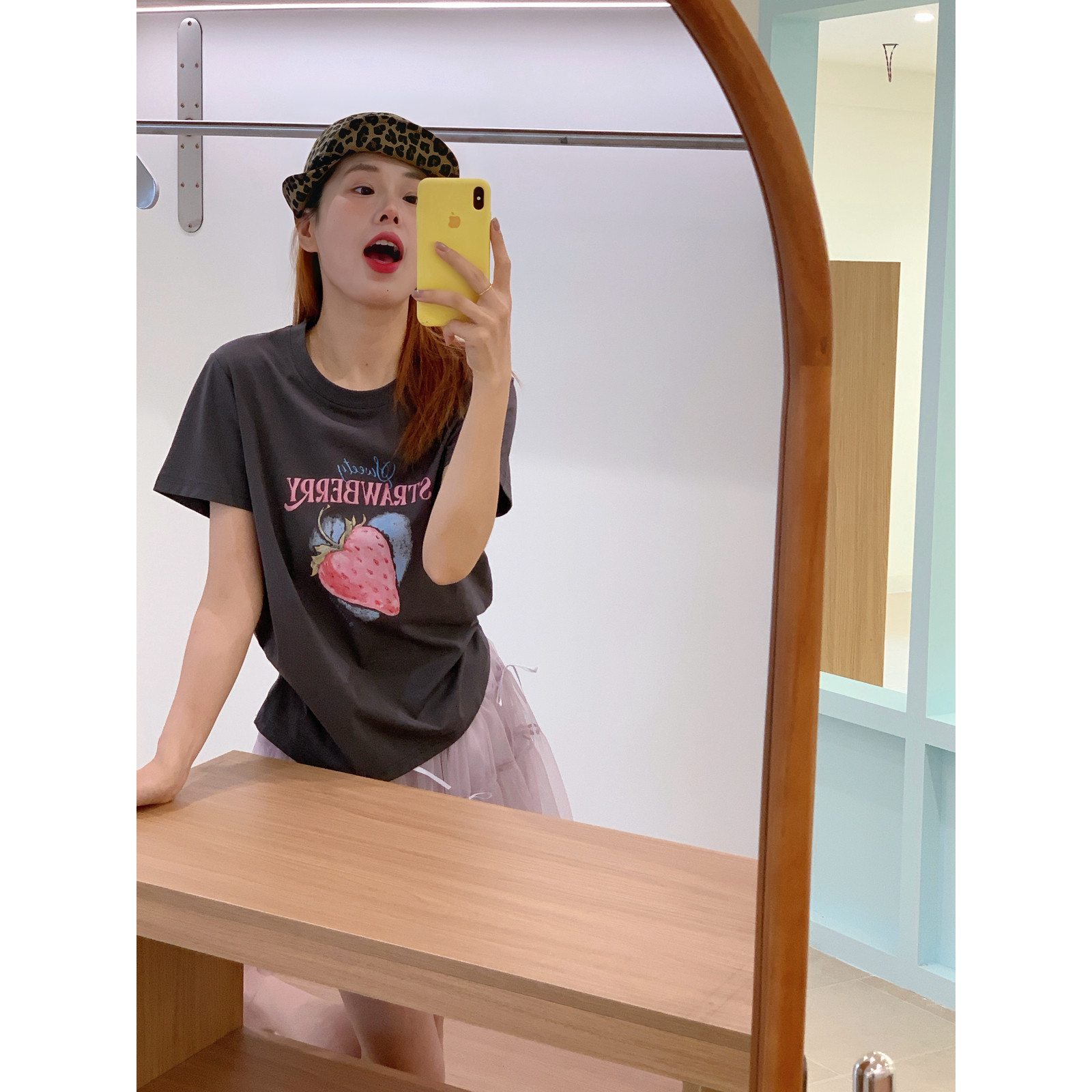 减龄感草莓字母印花短袖T恤女图片