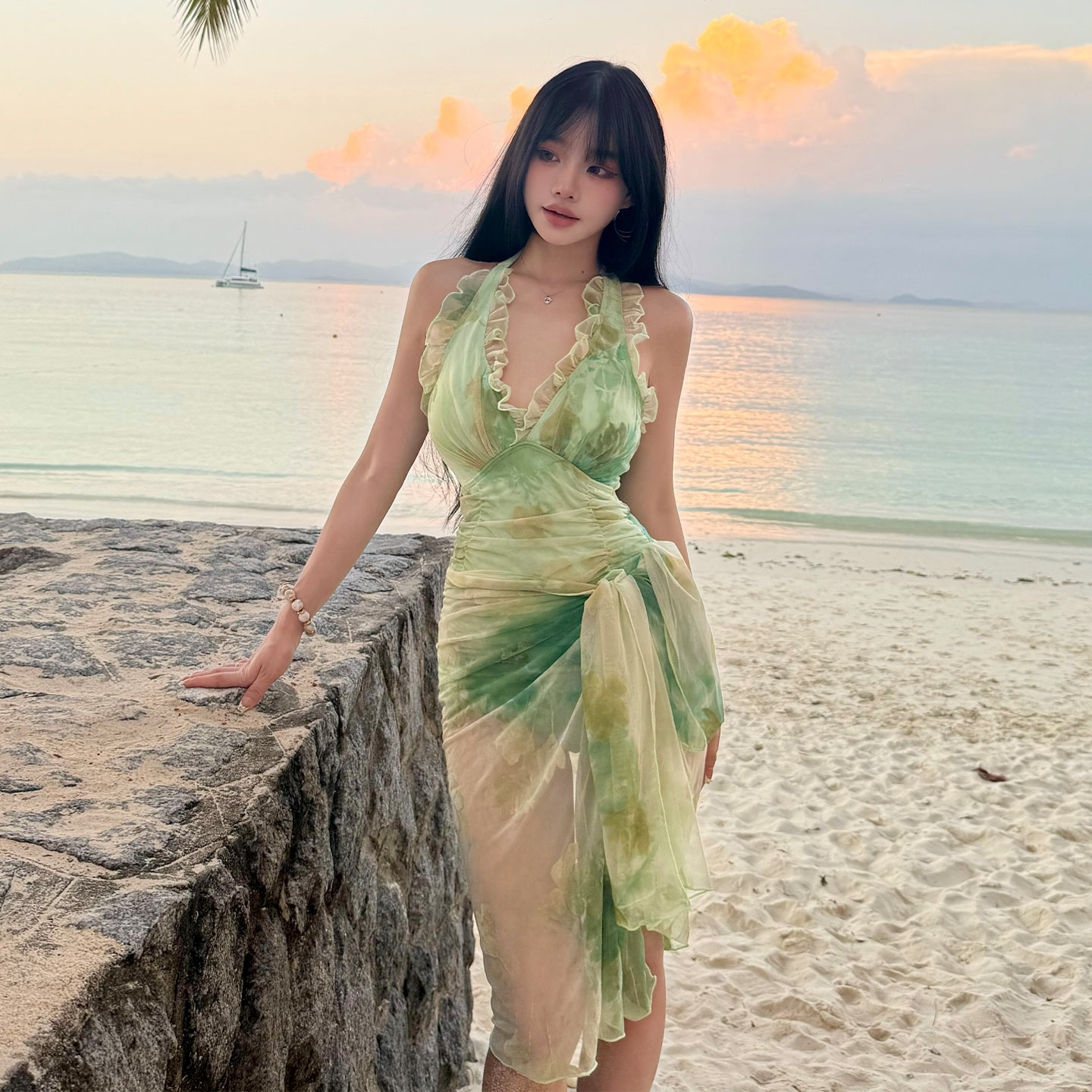 性感度假风挂脖露背连体泳衣女