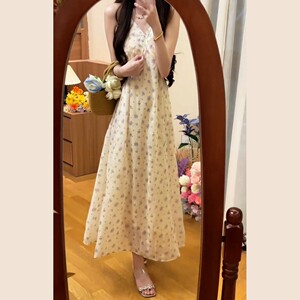 巨好看碎花连衣裙子夏季2025新款女海边度假独特漂亮绝美吊带长裙