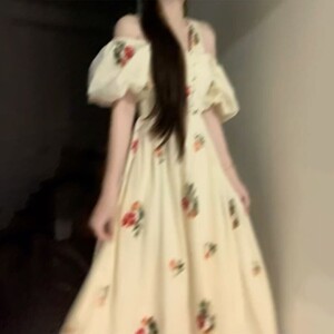 2025新款黄色碎花露肩泡泡袖连衣裙子女夏季法式气质绝美收腰长裙