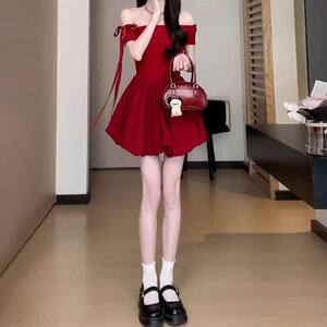 法式红色一字肩露肩连衣裙子女装夏季2025新款小个子蓬蓬花苞短