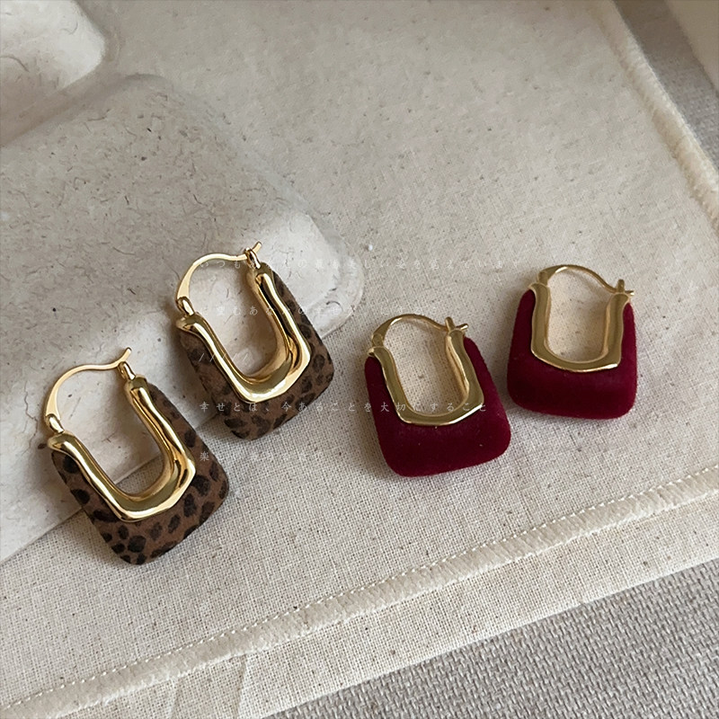 秋冬港风复古时尚植绒个性豹纹酒红色U型耳扣女气质时尚百搭耳饰,饰品/流行首饰/时尚饰品新,耳环,淘宝优惠券,粉丝福利购,淘宝优惠卷