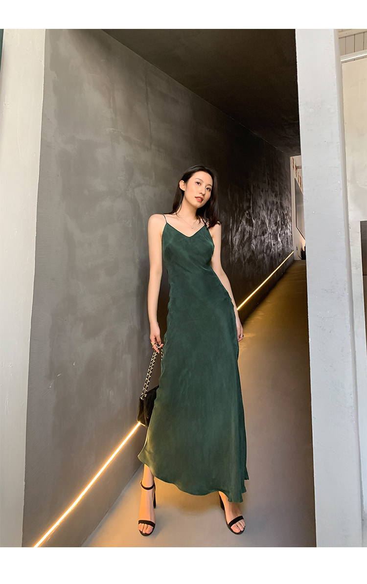 铜氨丝A字裙女2025夏季冷淡风法式修身显瘦缎面垂坠感长款吊带裙