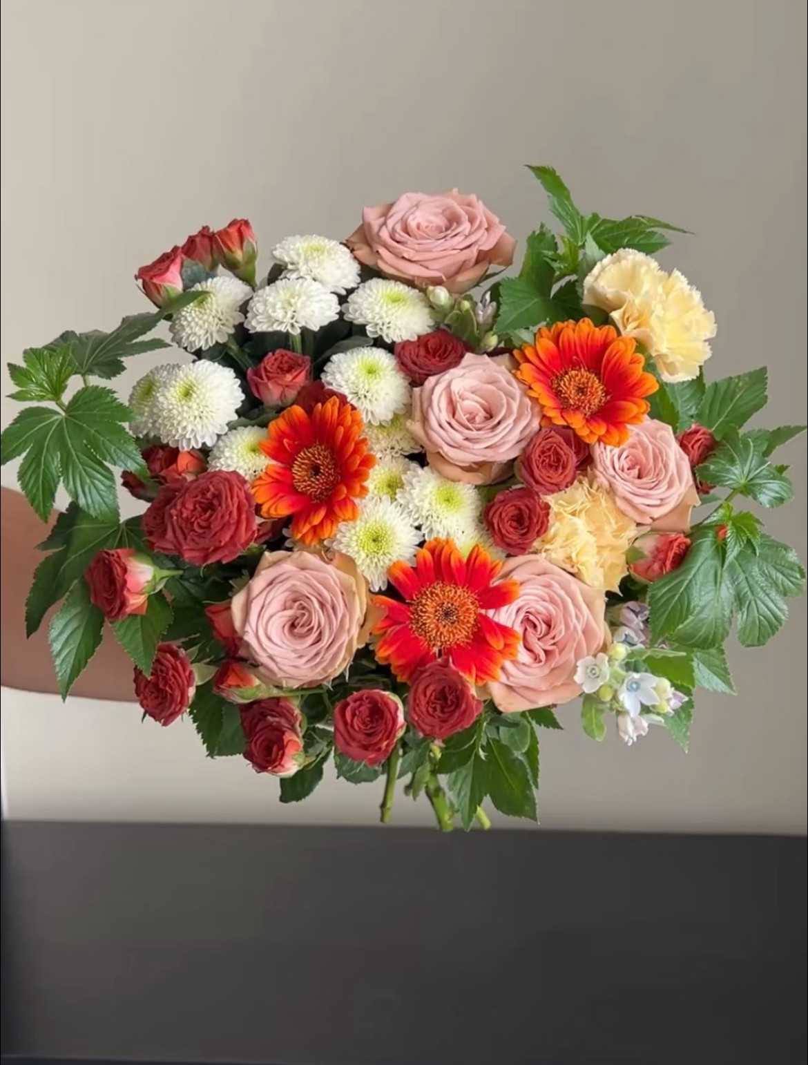 花艺师搭配复古风卡布奇诺玫瑰花束非洲菊乒乓菊鲜切花 家庭插花