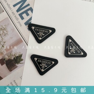 倒三角标皮贴字母 P家黑银包包金属衬衣补丁配饰 帽子鞋子皮牌