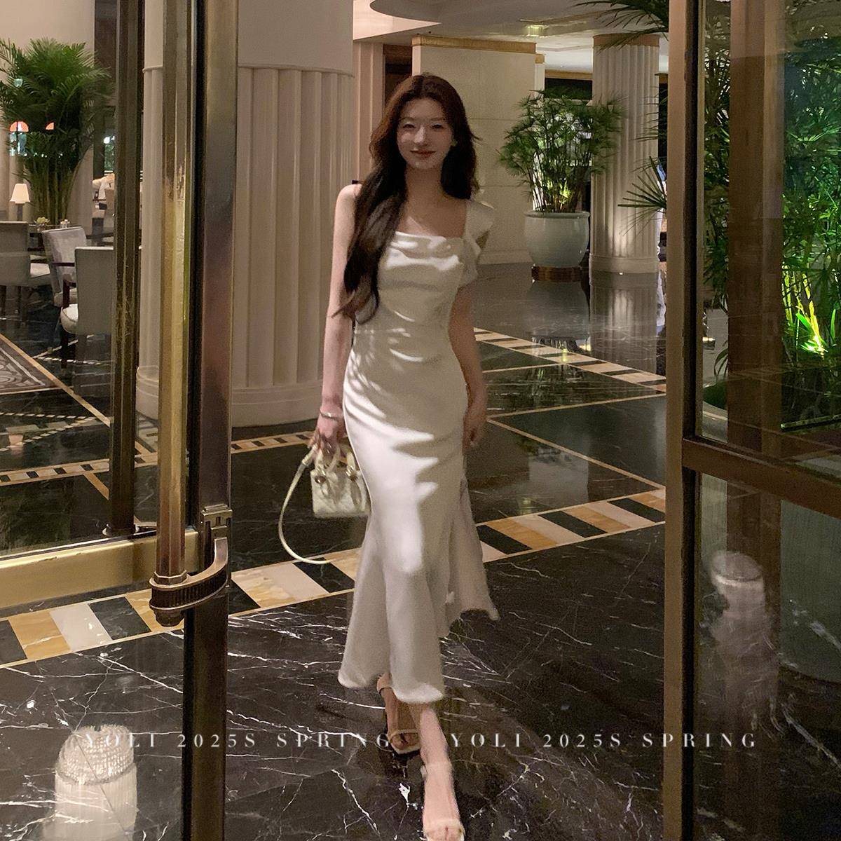 YOLI张宥利“宴会主角”设计感小众缎面连衣裙女夏收腰显瘦吊带裙