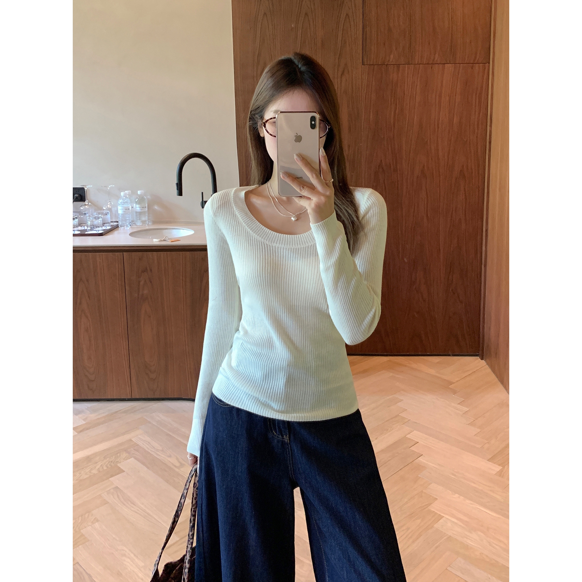 米白U领露锁骨正肩长袖针织打底衫内搭早秋季穿搭收腰性感上衣女