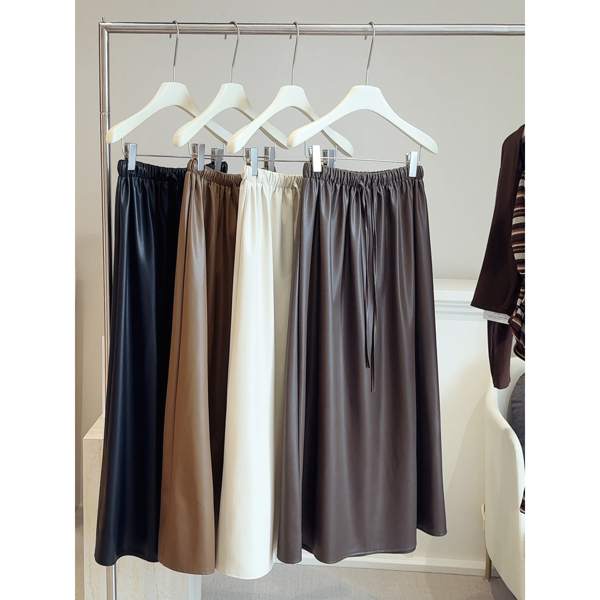 欧货抽绳蛋白皮A字半身裙女2025秋冬时尚显瘦松紧腰pu皮中长裙子