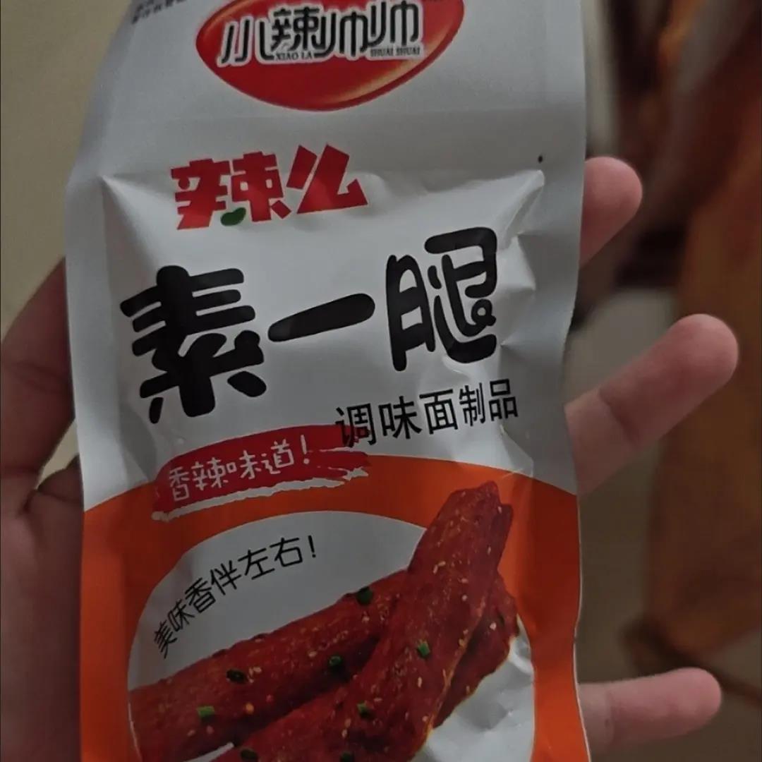 小辣帅帅有一腿川辣牛肉棒味牛味棒麻辣条素牛肉网红小面筋零食品