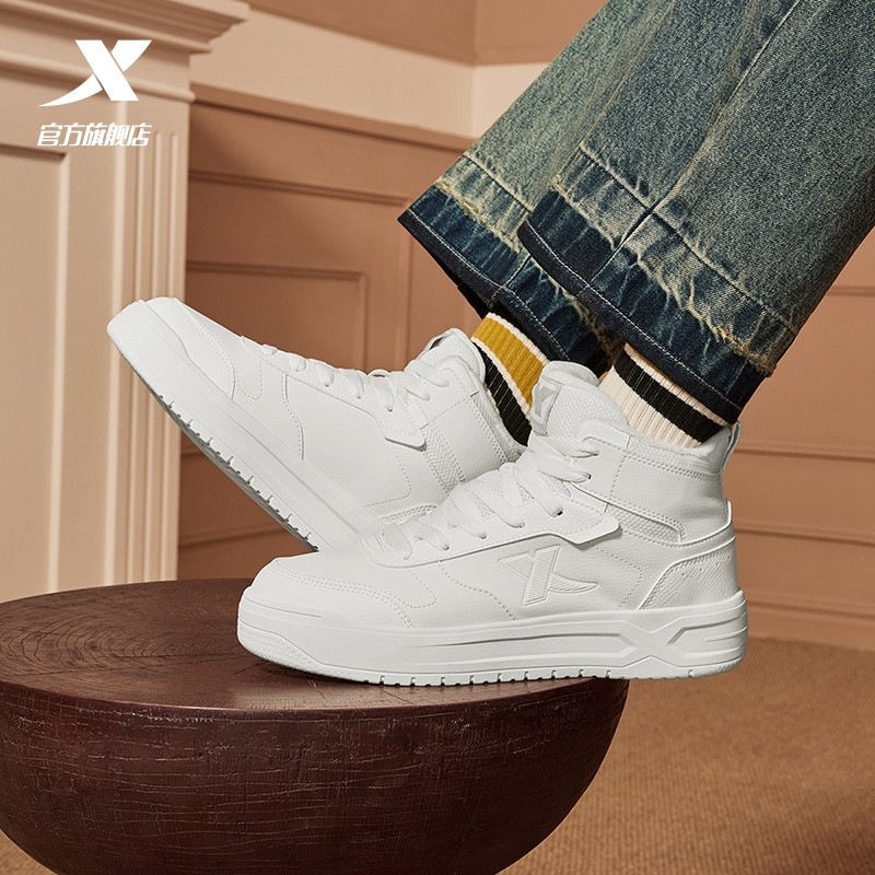 特步男鞋2025冬季新款加绒加厚保暖高帮板鞋青少年棉鞋白色运动鞋