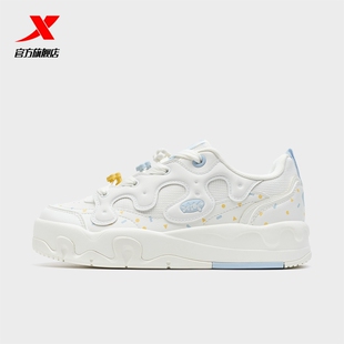 特步女鞋板鞋牛奶鞋2026新款春季滑板鞋初中生运动鞋女百搭休闲鞋