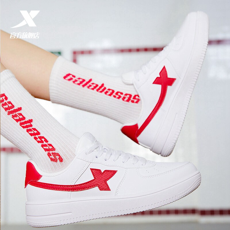 特步女鞋2026春秋款新款皮面防水板鞋女官方旗舰店正品运动休闲鞋