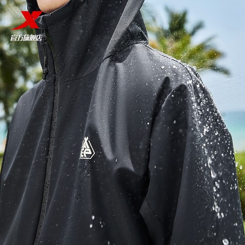 特步软壳衣男秋冬季新款训练夹克户外运动冲锋衣情侣款防水防风衣