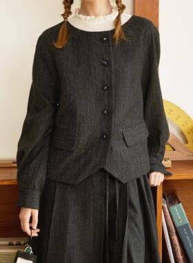 En blanc.ligne crème原创设计黑灰条纹马甲式插肩袖毛呢短外套