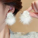 高级感毛绒冬天耳饰女 爆款 毛茸茸白色毛球耳钉冬季 耳环2025新款