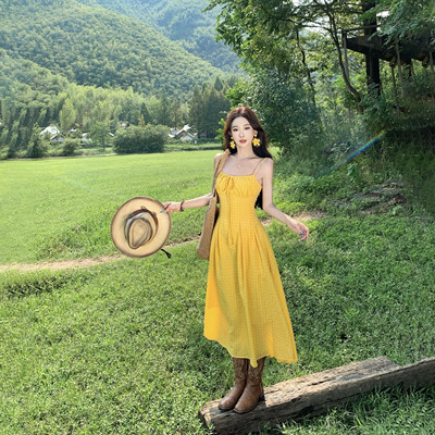 新疆草原川藏旅游穿搭多巴胺黄色吊带连衣裙女夏收腰显瘦连衣裙