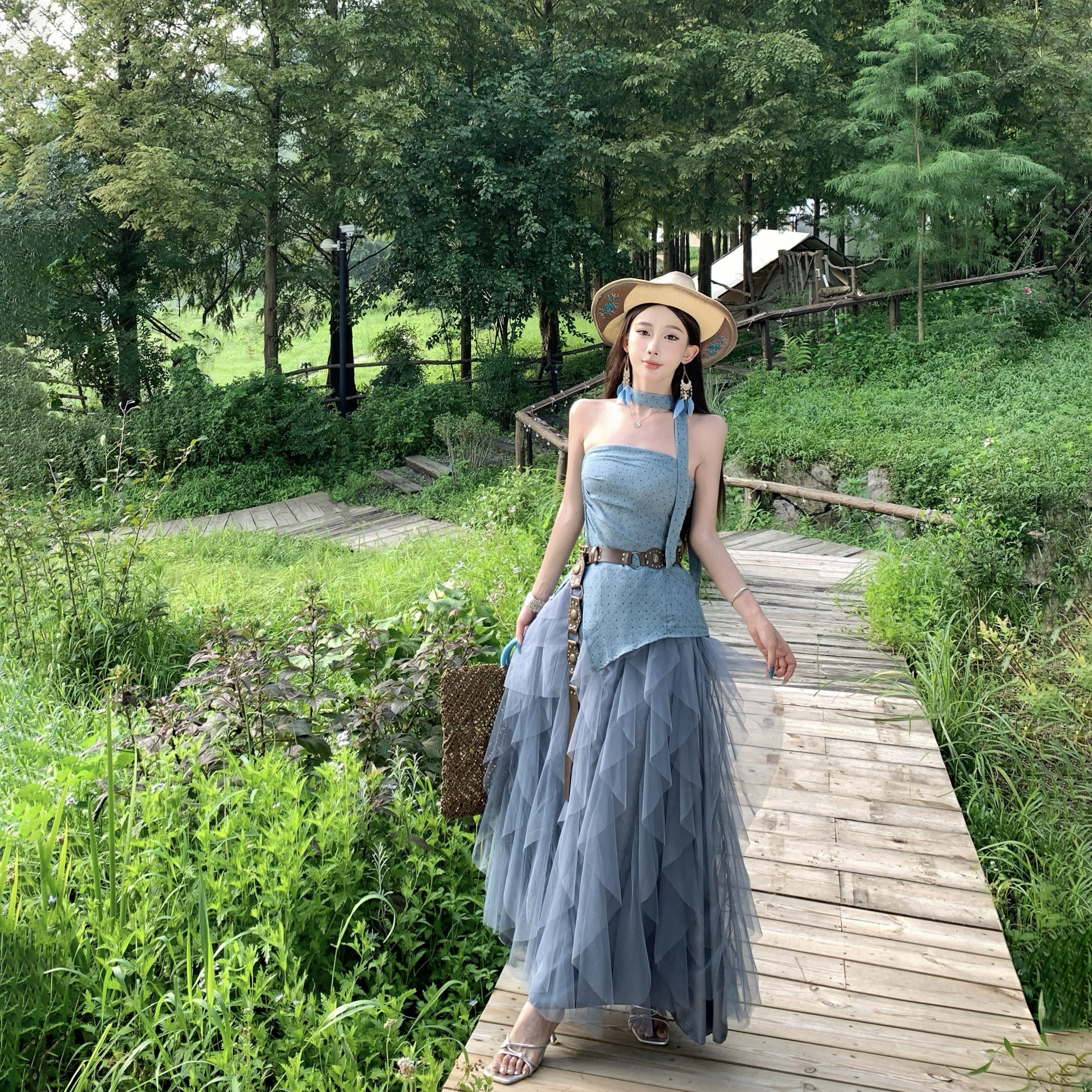 川西新疆草原旅游穿搭夏季绝美蓝色打揽抹胸不规则网纱半身裙套装