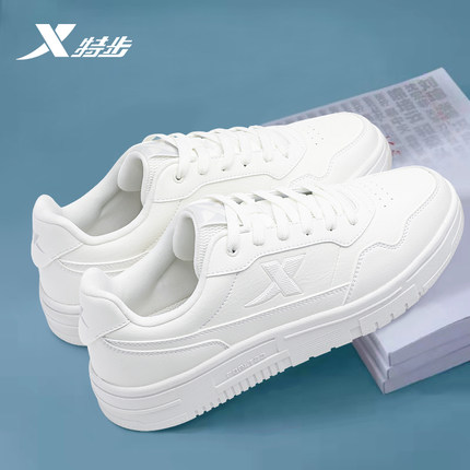 特步男鞋运动鞋2025秋冬新款皮面防水休闲鞋子官方正品白色板鞋男
