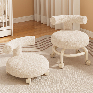家用滑轮矮凳美缝凳子儿童带娃学步凳旋转万向轮小椅子羊羔绒圆凳