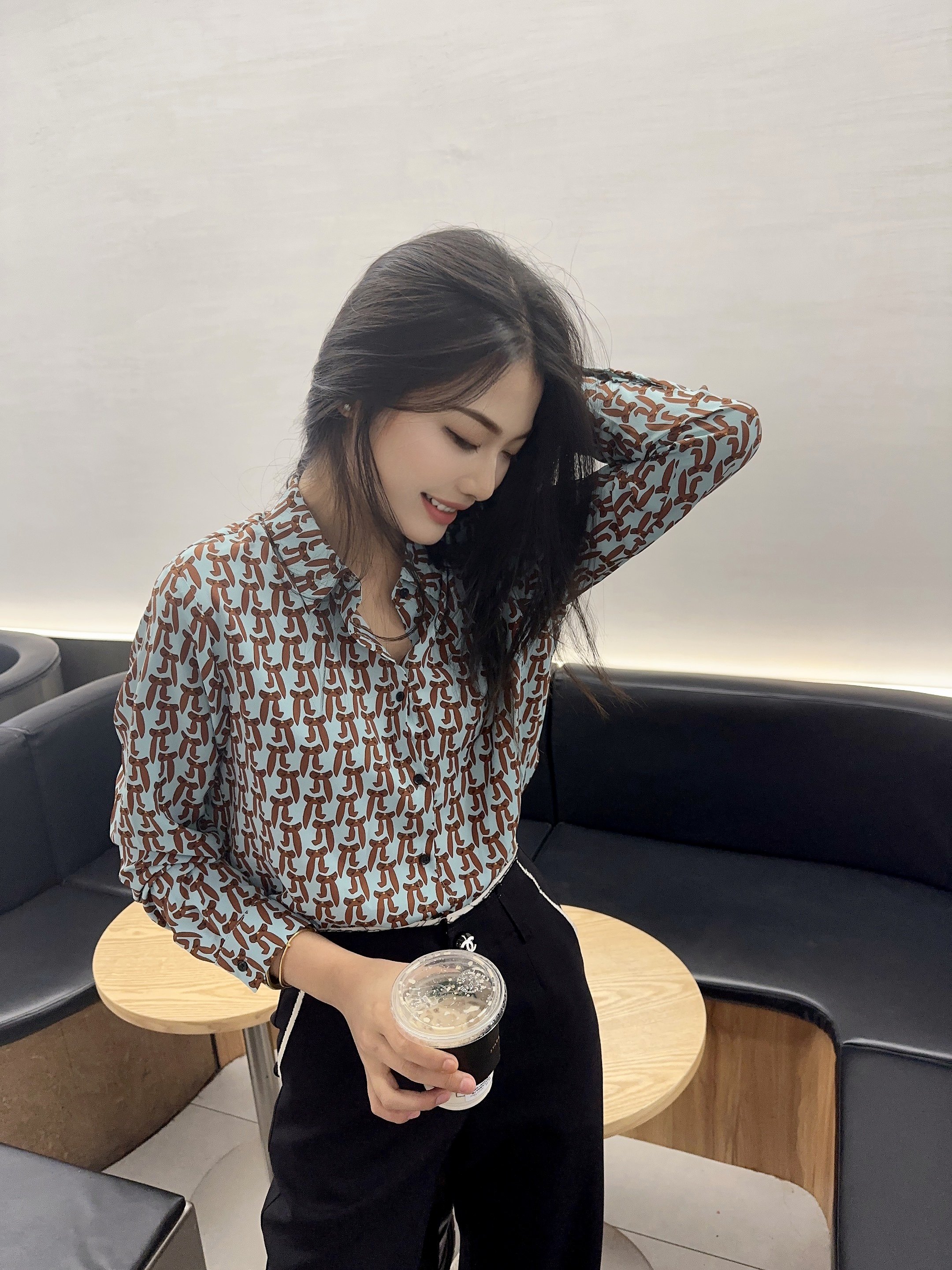韩版轻奢百搭碎花长袖女衬衫休闲宽松型气质范通勤花色打底女上衣
