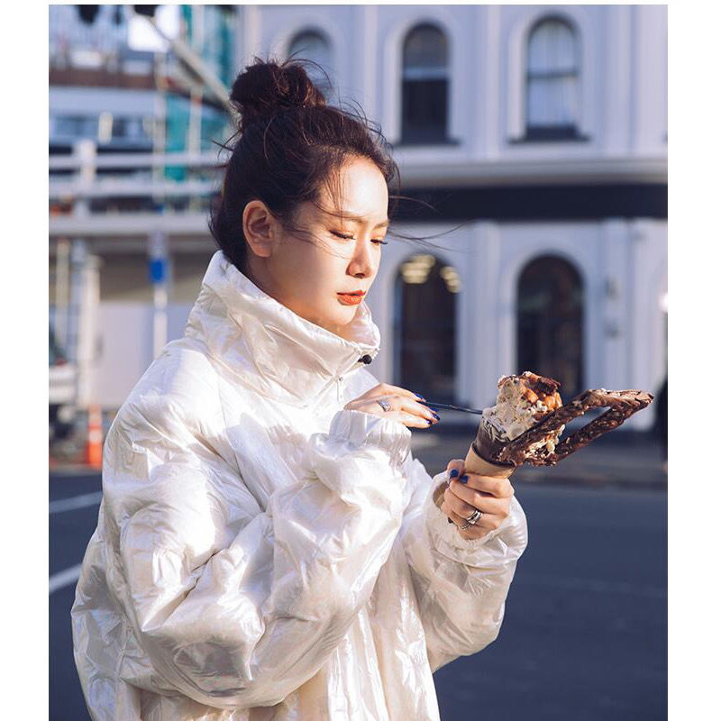 戚薇同款白色字母压花防水外套女宽松休闲中长款羽绒服冬新款2023