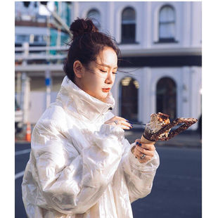 戚薇同款白色字母压花防水外套女宽松休闲中长款羽绒服冬新款2023