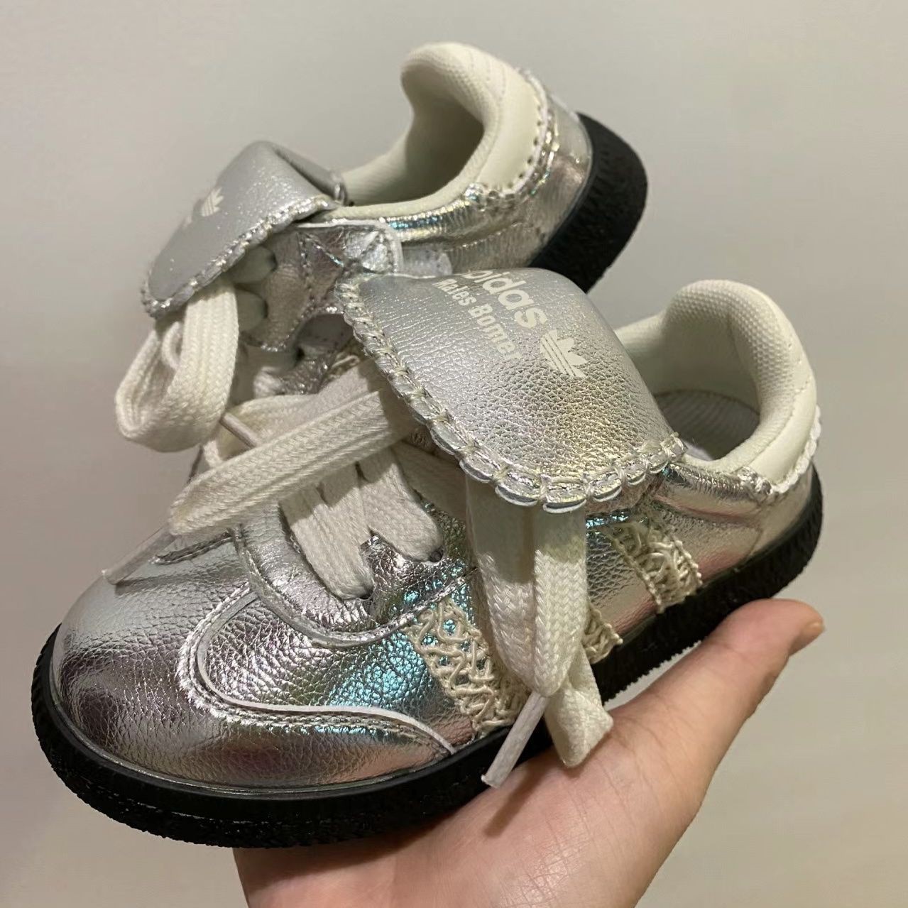 儿童春秋季板鞋鞋子银色德训2025