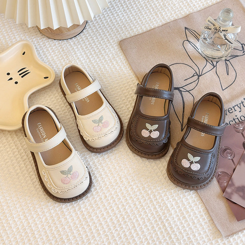 儿童小皮鞋女童鞋2026春季新款女孩软底樱桃单鞋时尚小童表演鞋