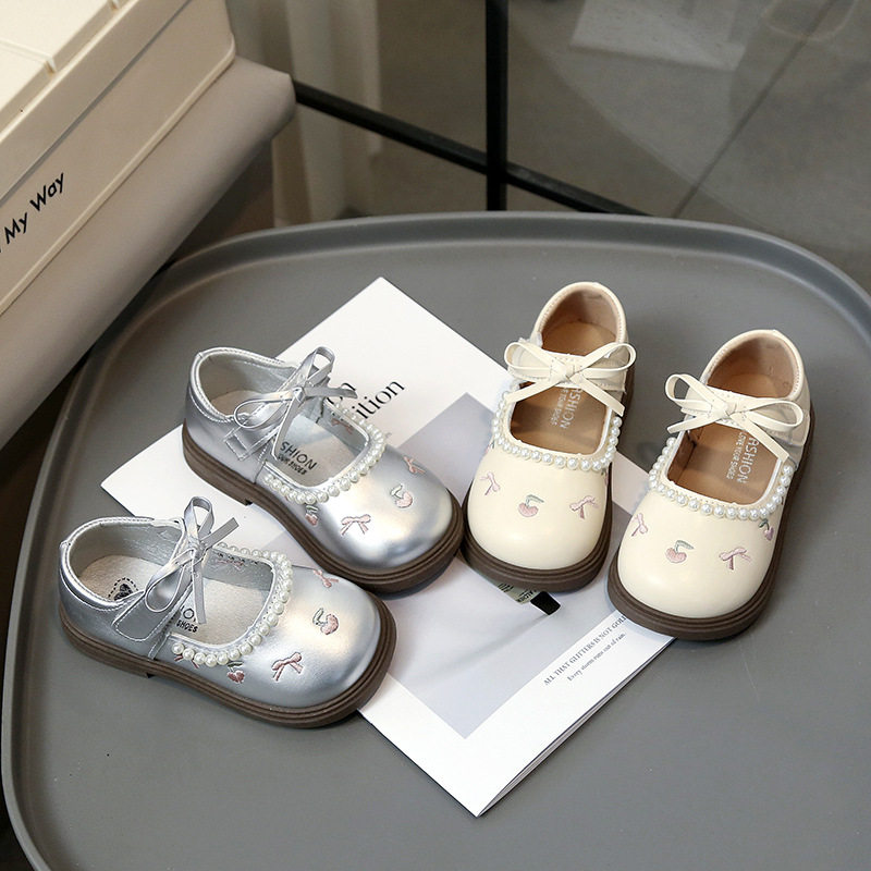 女童时尚小皮鞋2026春季新款女孩软底刺绣蝴蝶结公主鞋女宝宝单鞋